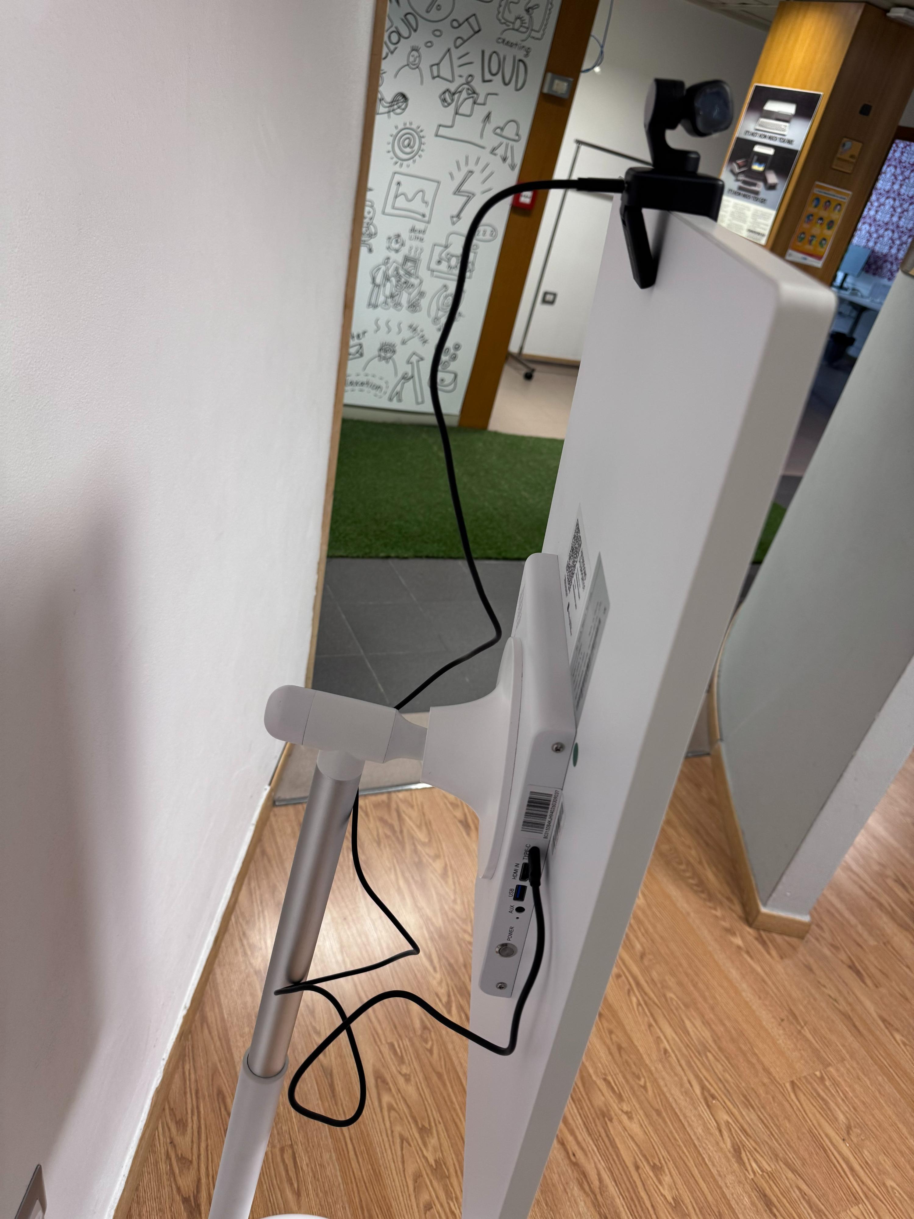 Retro del mirror: dettaglio cavo USB-C della webcam